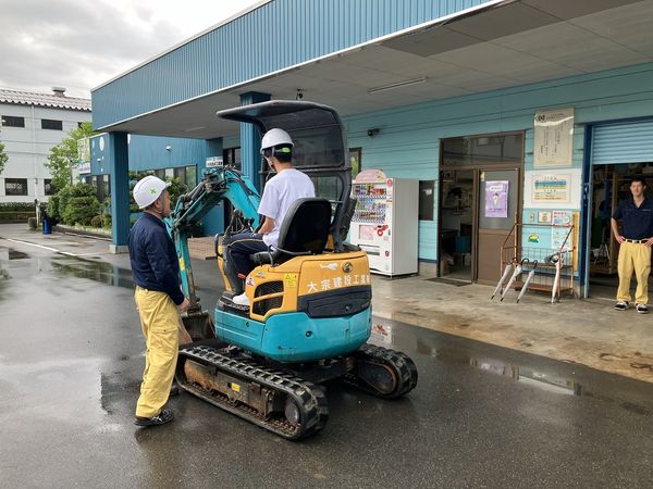 ミニバックホー