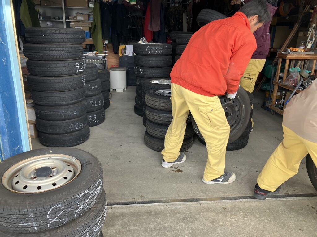 みんなで協力してタイヤ交換