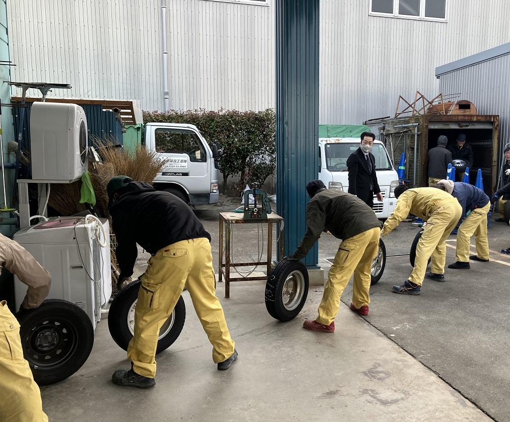 みんなで協力してタイヤ交換