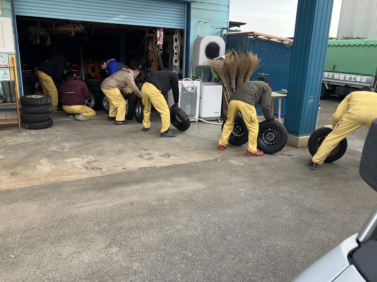 みんなで協力してタイヤ交換