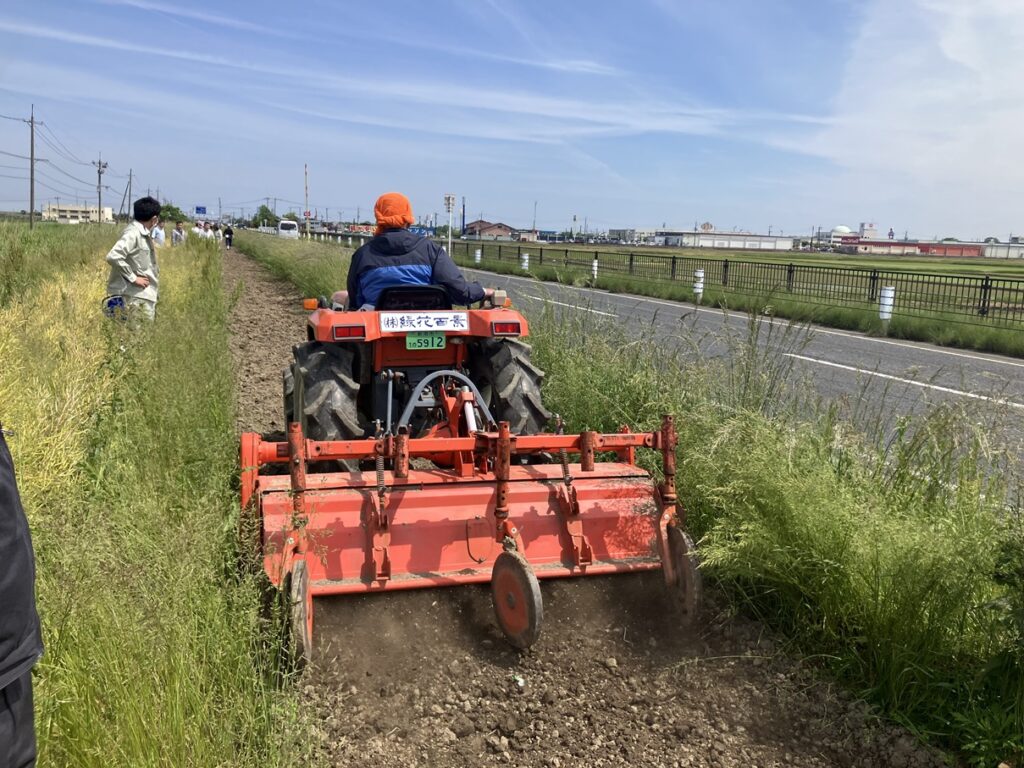 種まき・トラクターが攪拌