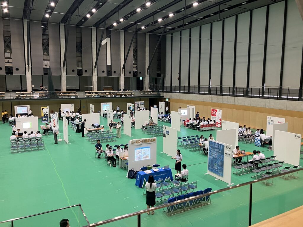 会社案内や仕事内容を説明