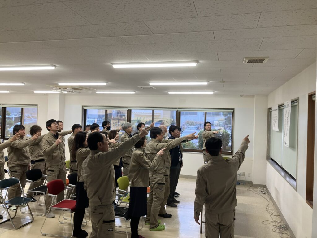 新年度のスローガンを唱和